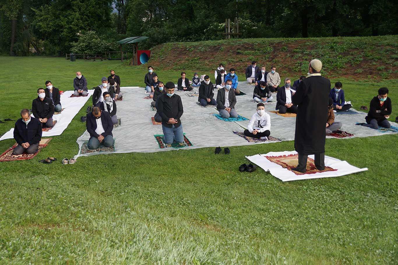 Avusturya'nın İnnsbruck şehrinde bayram namazı sevinci yaşandı